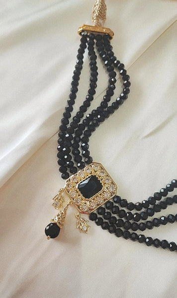 Collier choker pendentif beldi carré perles noires