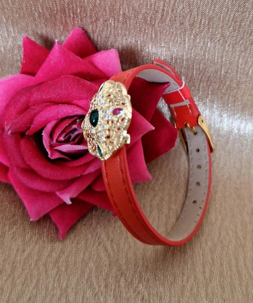 Bracelet en cuir avec pendentif beldi fleur pierres vertes et rouges