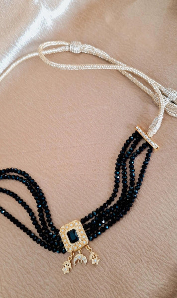 Collier choker pendentif beldi carré perles noires