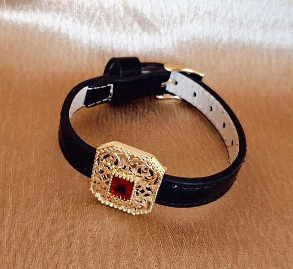 Bracelet en cuir rouge ou noir avec pendentif carré beldi