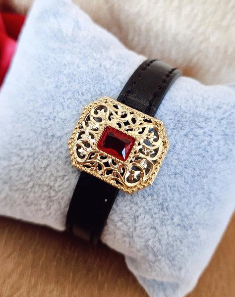 Bracelet en cuir rouge ou noir avec pendentif carré beldi