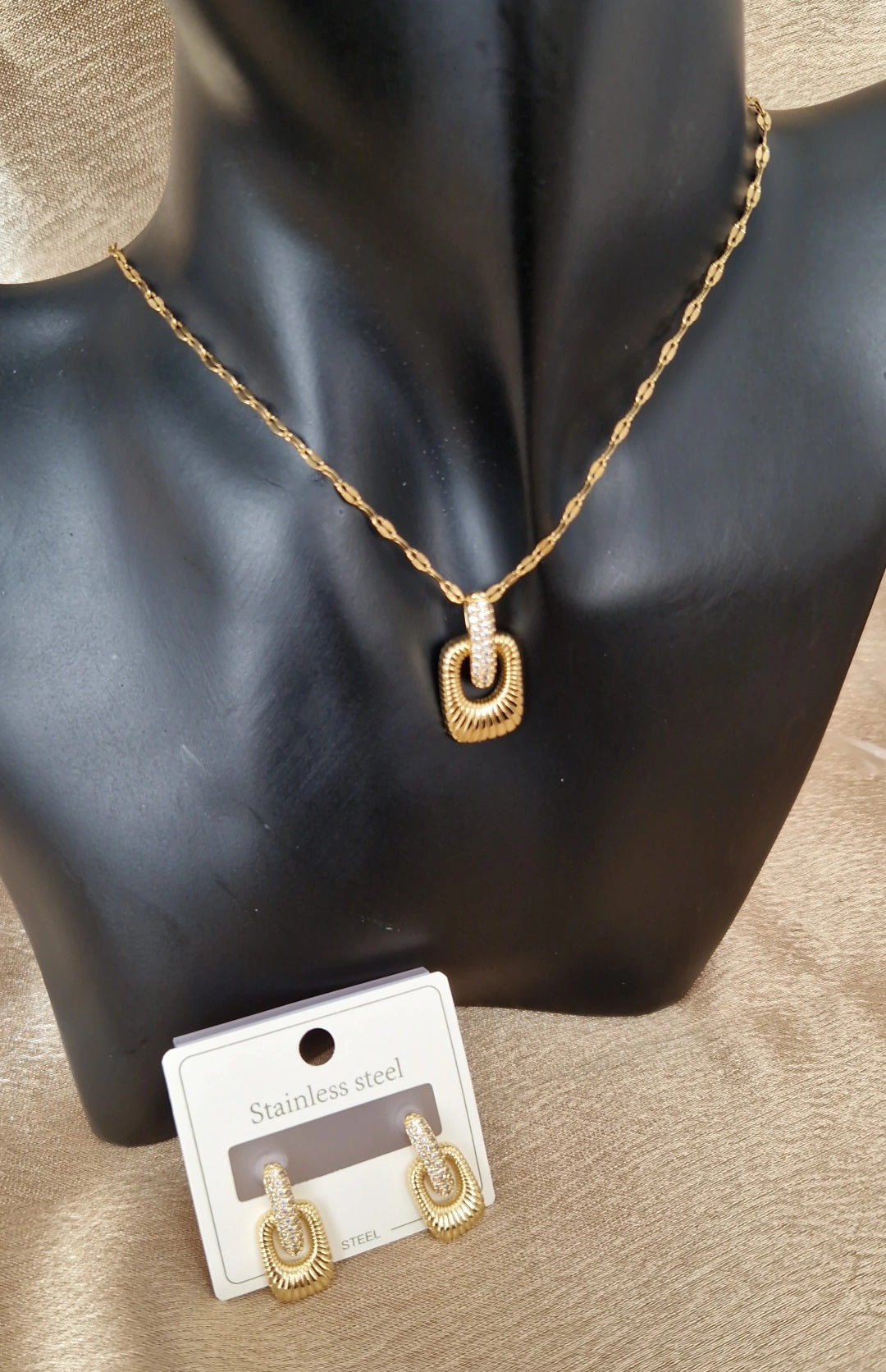 Ensemble en acier inoxydable Collier + boucles d'oreilles striés et strass