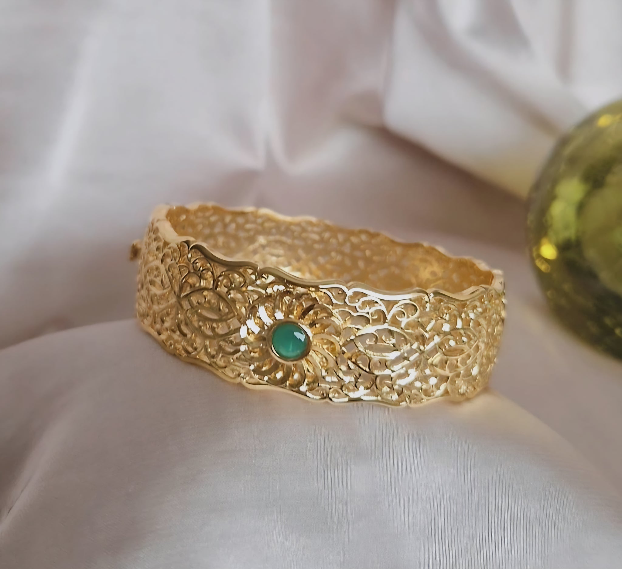Bracelet jonc manchette en acier oriental beldi ajouré et pierre verte