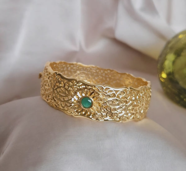 Bracelet jonc manchette en acier oriental beldi ajouré et pierre verte