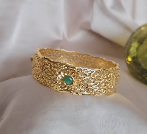 Bracelet jonc manchette en acier oriental beldi ajouré et pierre verte