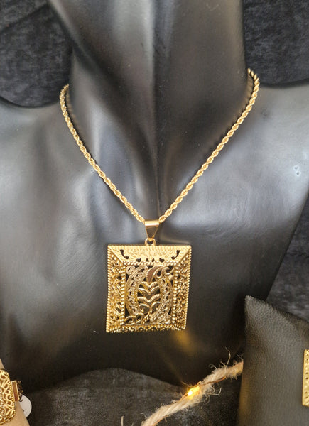 Ensemble Collier + bague + boucles d'oreilles assorties ajourées
