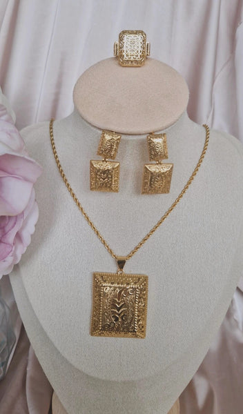 Ensemble Collier + bague + boucles d'oreilles assorties ajourées