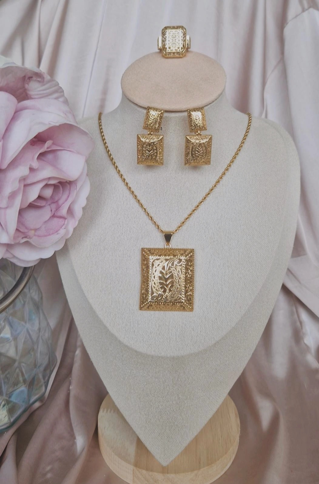 Ensemble Collier + bague + boucles d'oreilles assorties ajourées