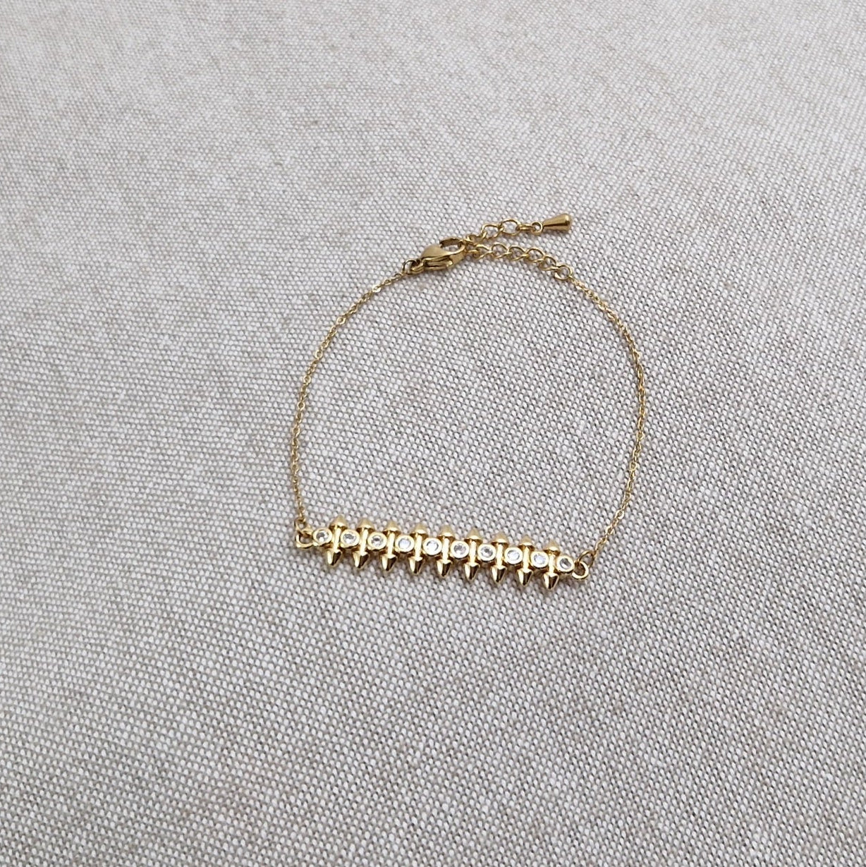 Bracelet en acier inoxydable ligne striée et strass
