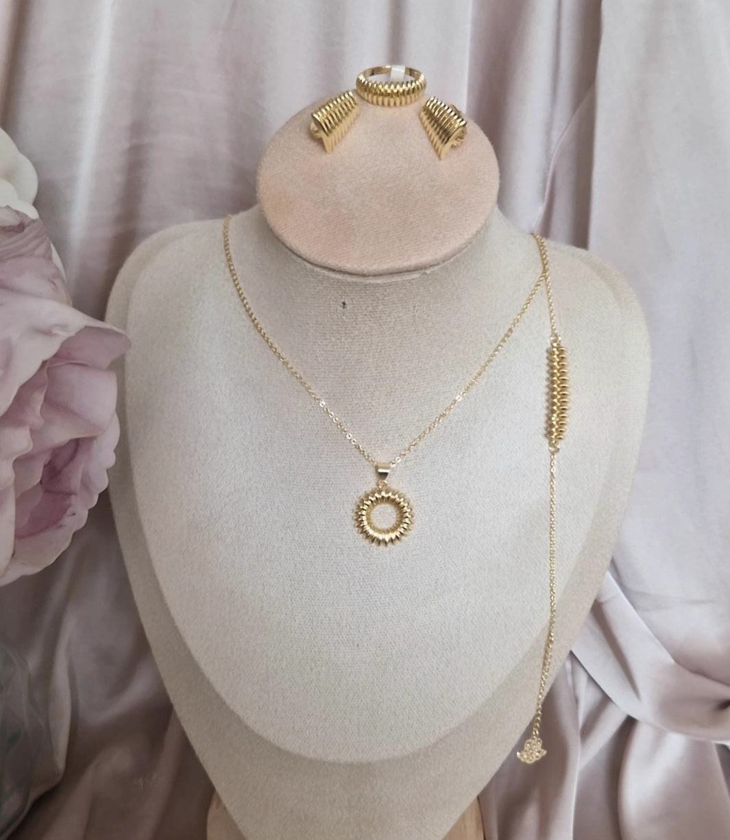 Ensemble Collier + boucles d'oreilles + bague + bracelet fin assortis
