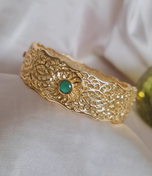 Bracelet jonc manchette en acier oriental beldi ajouré et pierre verte