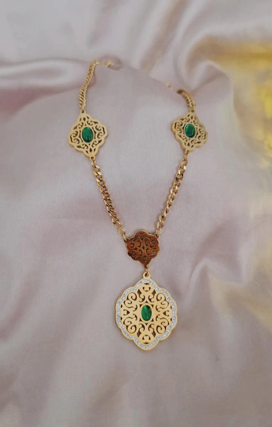Collier en acier inoxydable grosse maille beldi et pierre verte