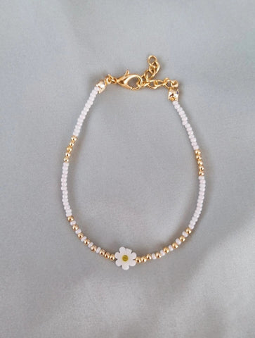 Bracelet fantaisie perles blanches et dorées et Marguerite
