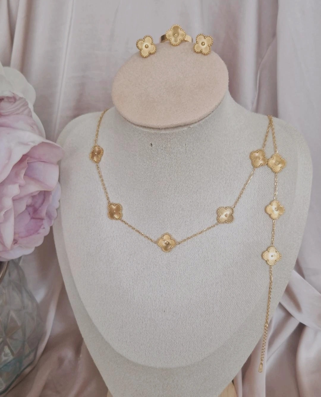 Ensemble Collier + bracelet fin + bague + boucles d'oreilles assorties en acier inoxydable doré