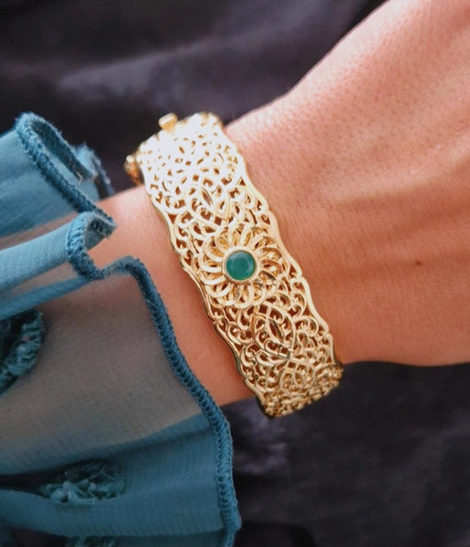 Bracelet jonc manchette en acier oriental beldi ajouré et pierre verte