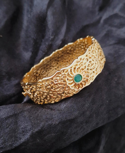 Bracelet jonc manchette en acier oriental beldi ajouré et pierre verte