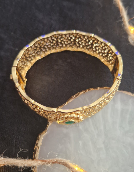Bracelet jonc manchette en acier oriental beldi ajouré et pierre verte