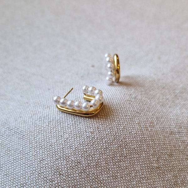 Boucles d'oreille barre dorée et barre de perles blanches