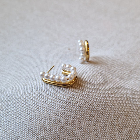 Boucles d'oreille barre dorée et barre de perles blanches