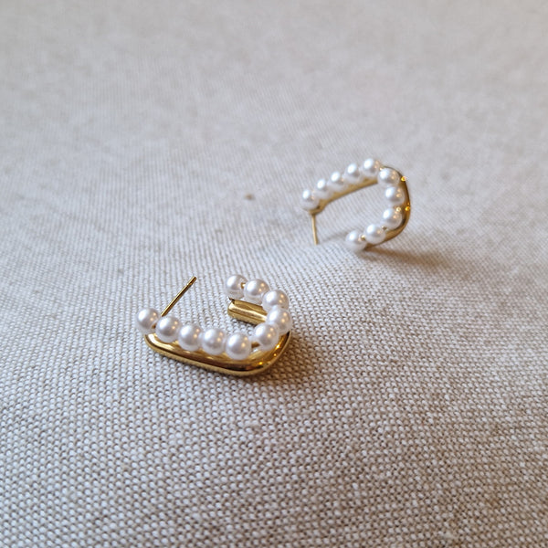 Boucles d'oreille barre dorée et barre de perles blanches